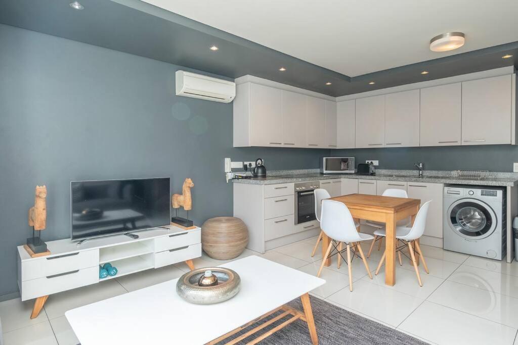 Apartamento One Bedroom Seaside Elegance